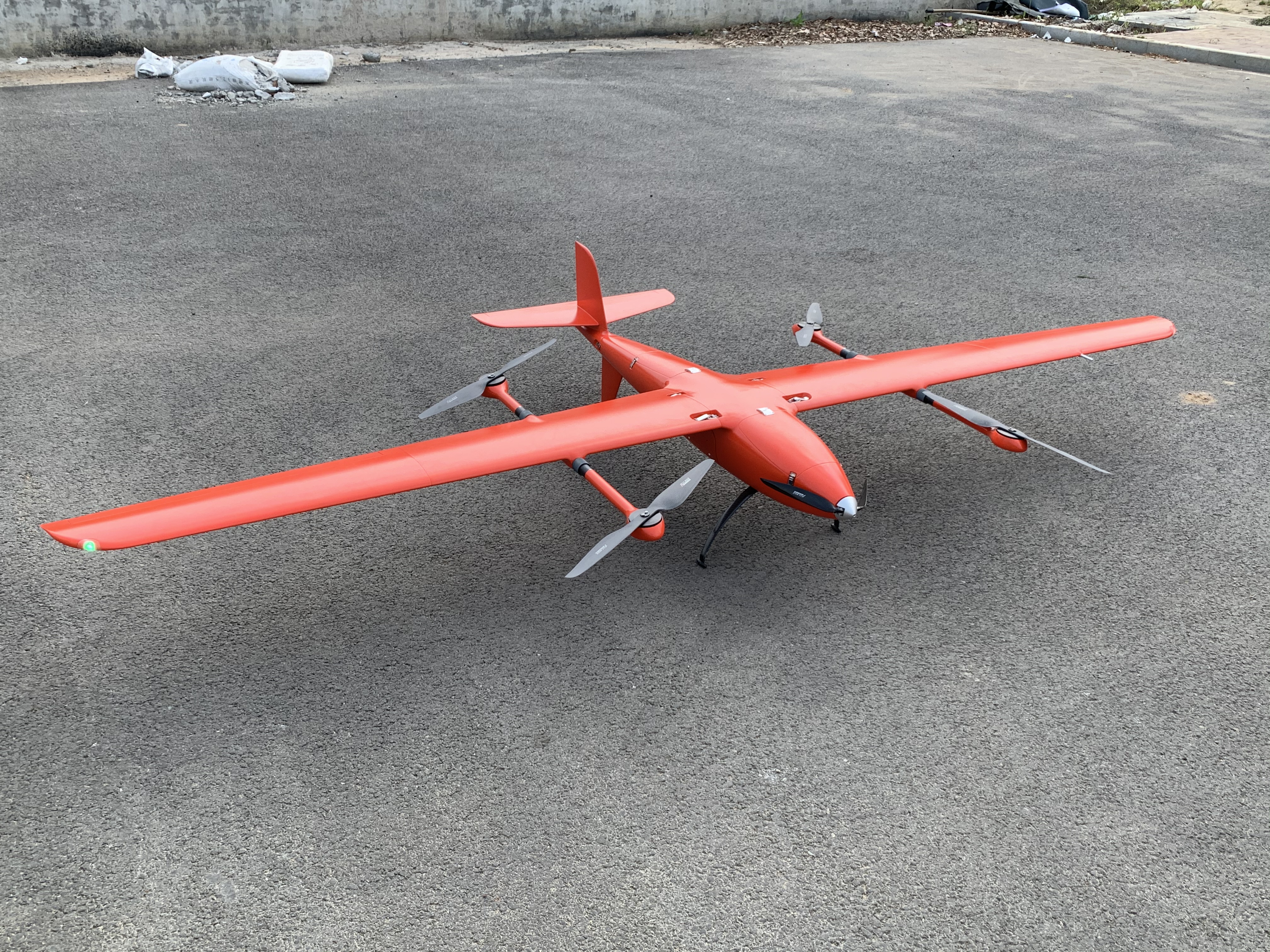 大飛機(jī)航攝(左)<a href='http://www.valburyasiafutures.com/typearticle/330-1.html' target='_blank' title='無(wú)人機(jī)航攝'><strong>無(wú)人機(jī)航攝</strong></a>(右)